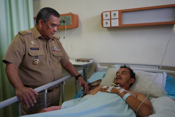 Gubri Edy Natar Besuk Korban Letusan Gunung Marapi di RSUD Arifin Achmad