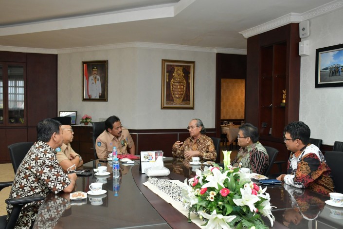 Manajemen Bank Riau Kepri Kunjungi Gubernur Nurdin