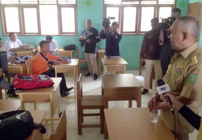 Prihatin Melihat Kekurangan SMKN I Minas di Siak, Gubernur Andi Rachman Bantu Peralatan Sekolah