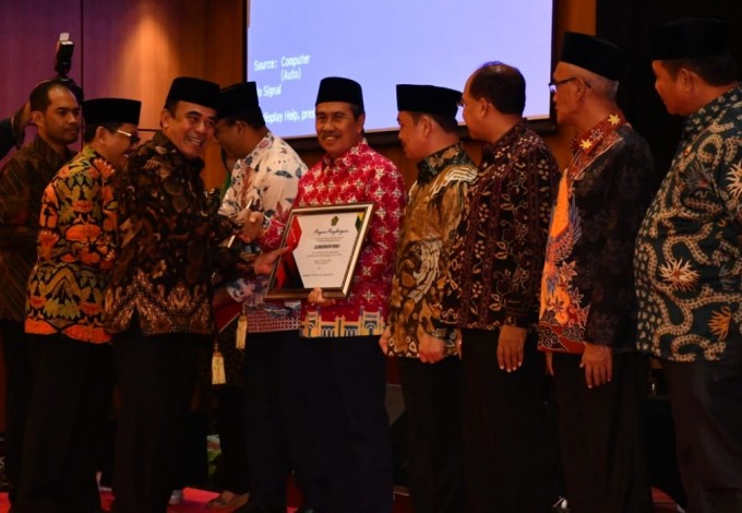 Bersama Gubernur DKI, Gubri Syamsuar Terima Penghargaan dari Menag