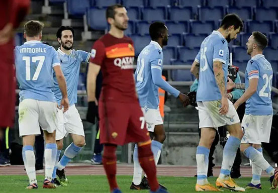 Takluk 3 Gol, Tren Tak Terkalahkan AS Roma Terhenti di Tangan Lazio