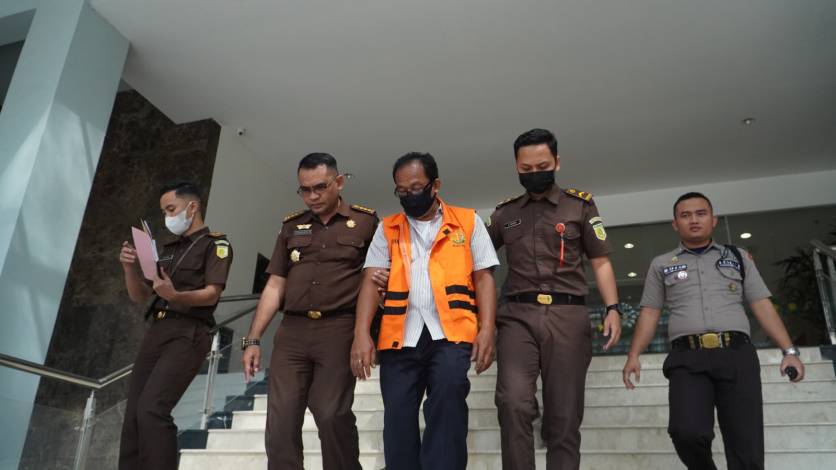 Menyerahkan Diri, Mantan Anggota DPRD Inhu Ditahan Jaksa