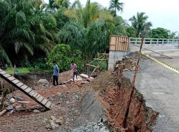 Waduh, Oprit Jembatan APBD Riau di Inhil Ambruk Sebelum Digunakan