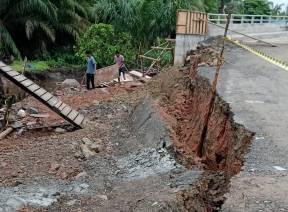 Oprit Jembatan di Inhil Ambruk, Ini Kata Kadis PUPR Riau