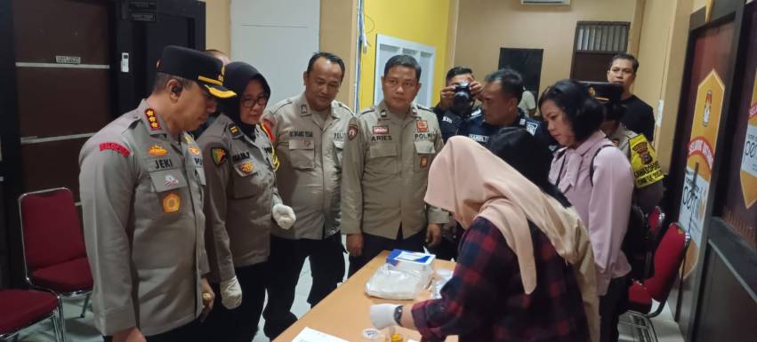 Jaga Kantor KPU dan Gudang Logistik Pemilu, 14 Personel Polresta Pekanbaru Jalani Tes Urine