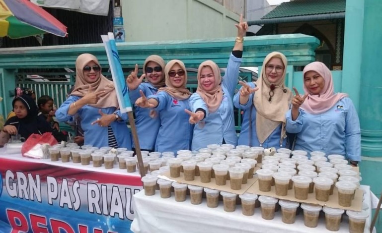 Mak-mak Militan Pendukung Prabowo-Sandi di Riau Bagi-bagi Bubur Kacang Hijau kepada Jemaah Usai Salat Jumat