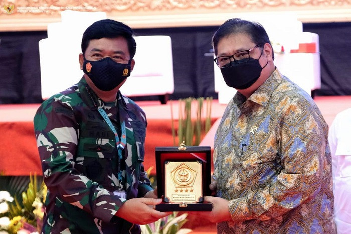 Menko Airlangga Hartarto Apresiasi Dukungan TNI untuk PPKM Mikro