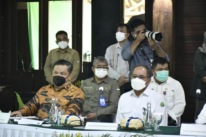 Sekdaprov Riau Hadiri Pertemuan Bersama Menteri LHK Bahas Mangrove