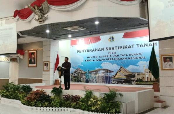 Serahkan Sertifikat Tanah, Menteri ATR/BPN: di Riau Banyak Malaikat