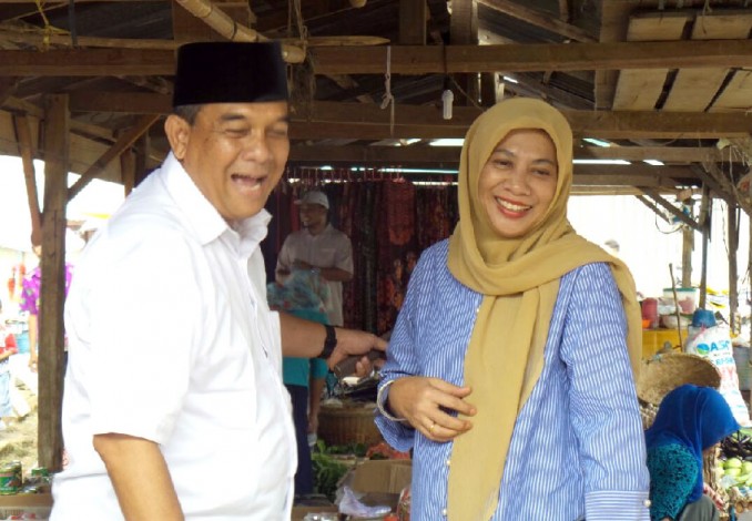 Amboooii... Mesranya Edy Nasution bersama Istri Saat Kampanye di Rohul