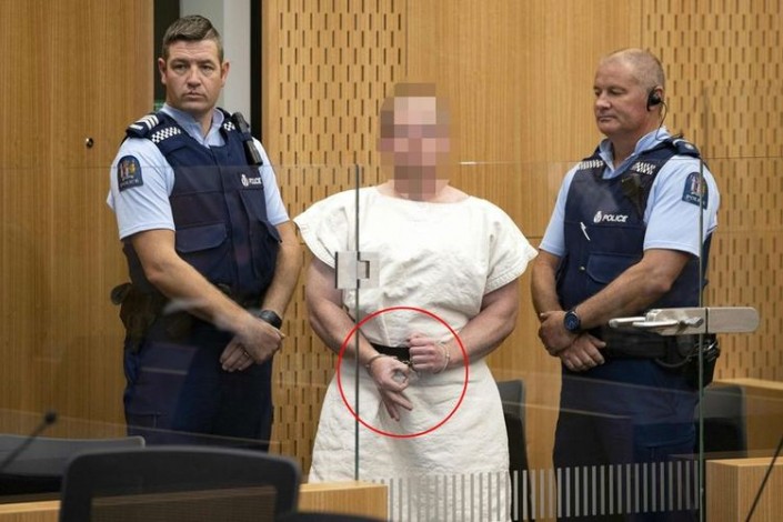 Teroris Penembakan Masjid Selandia Baru Nyengir dan Bikin Gestur Supremasi Kulit Putih
