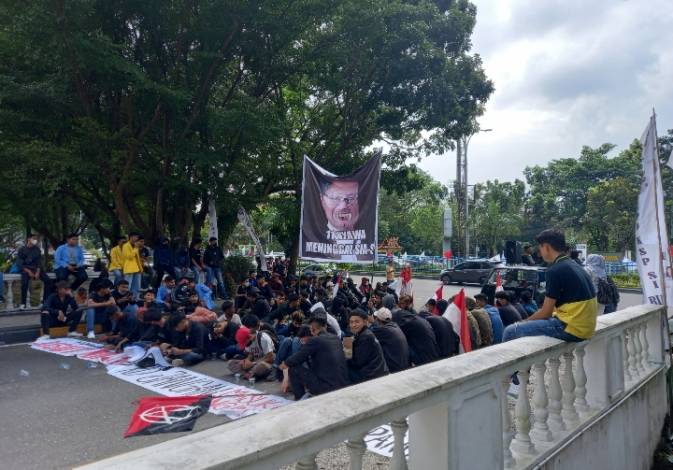 Demo di Depan DPRD Riau Sempat Ricuh, Lalu Lintas Sudirman Tetap Lancar