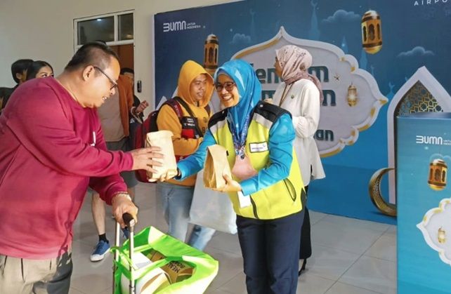 Bandara SSK II Pekanbaru Bagi-bagi Takjil Gratis selama Ramadan