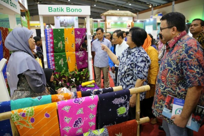 Menteri LHK Tinjau Stand Batik Khas Riau
