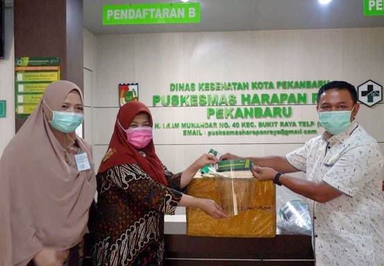 Ketua PKB Riau Serahkan Bantuan APD untuk Tenaga Medis