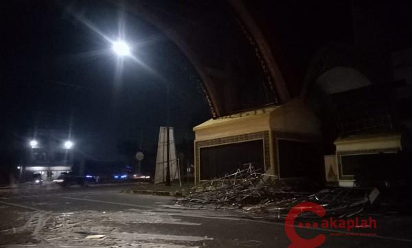 Diterpa Angin Kencang, Plafon Gapura Stadion Utama Riau Ambruk