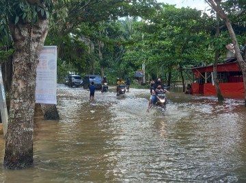 Banjir sudah 2 Hari di Jalan Sungai Batak Pekanbaru, Pengendara Masih Was-was Melintas