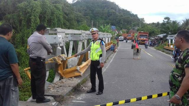 Rusak Berat, Polisi Standby di Jembatan Rantau Berangin