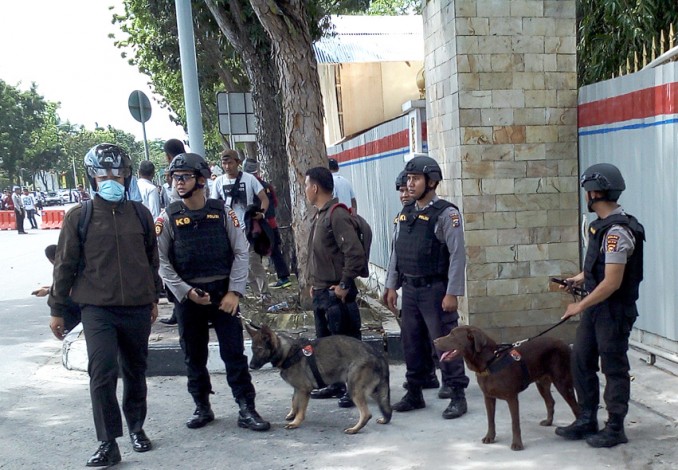Anjing Pelacak Dikerahkan Buru Pelaku Penyerang Mapolda Riau
