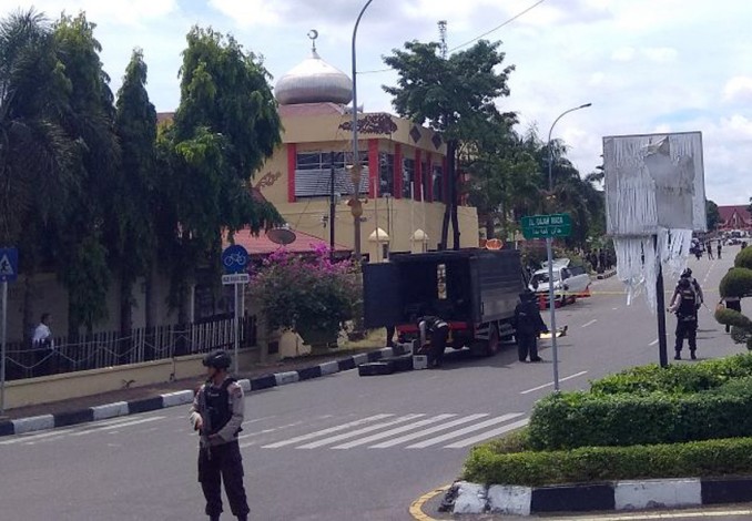 Penjinak Bom Periksa Mobil Pelaku Teror Mapolda Riau