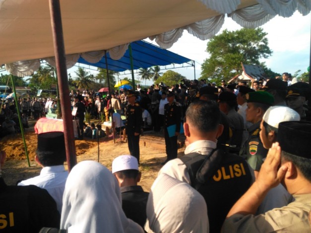 Wakapolri Hadiri Upacara Pemakaman Ipda Auzar di TPU Mayang Sari