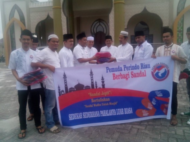 Bagikan Sandal, Pengurus Masjid Fatimah Bangga dengan Aksi Pemuda Perindo Riau