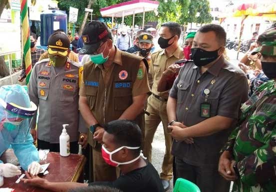 HUT Bhayangkara ke-74, Polres Rohil Lakukan Rapid Test Bagi Pedagang