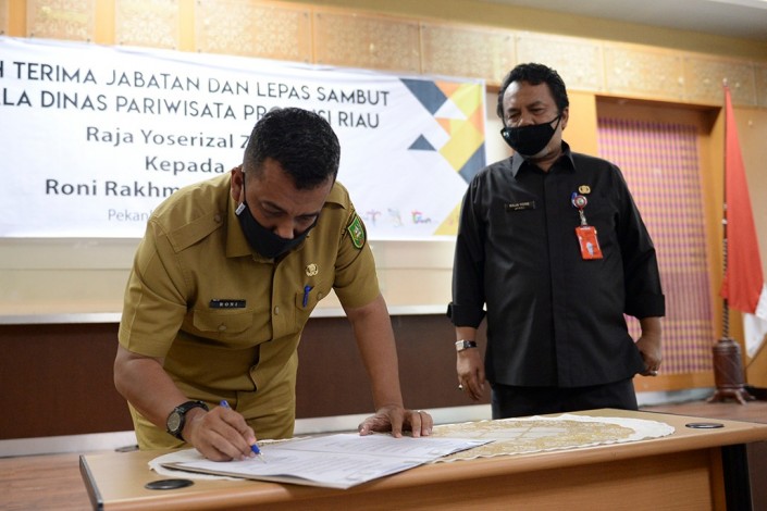 Tujuh Bulan Menjabat Plt, Yoserizal Sertijab Kadispar Riau ke Roni Rakhmat