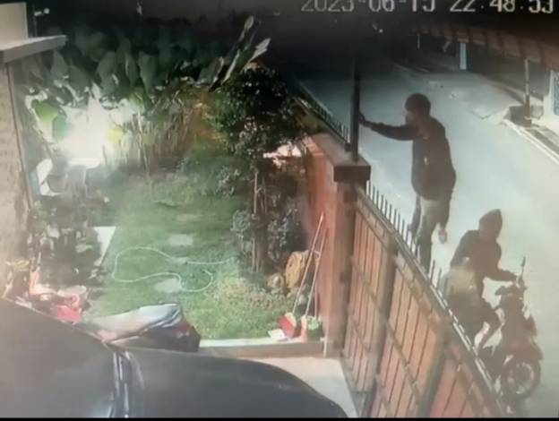 Terekam CCTV, Maling Gagal Larikan Sepeda Motor Milik Warga Bukit Barisan Pekanbaru