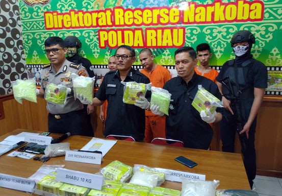 Polda Riau Tangkap Kurir 10 Kg Sabu-sabu dan 15.940 Butir Pil Ekstasi
