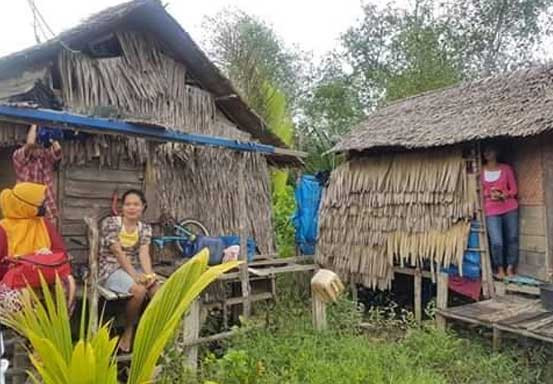 Rumah Warga Ini Berdindingkan Daun, Septina: Kita akan Perjuangkan Dapat Rumah Layak Huni