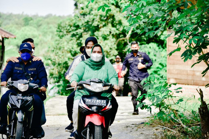 Pakai Sepeda Motor, Kasmarni Tampung Keluh Kesah Warga Bagan Benio