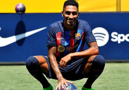 Resmi Diperkenalkan Barcelona, Raphinha Sebut Awalnya Gara-gara Ronaldinho