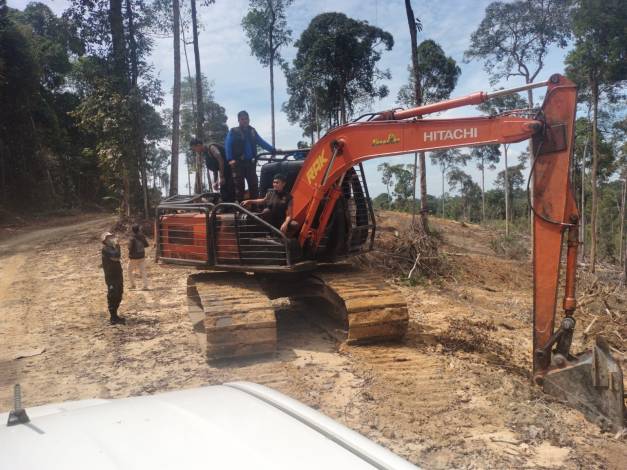 Rambah Hutan di Kampar, Tiga Alat Berat dan Operator Diamankan Polhut DLHK Riau 
