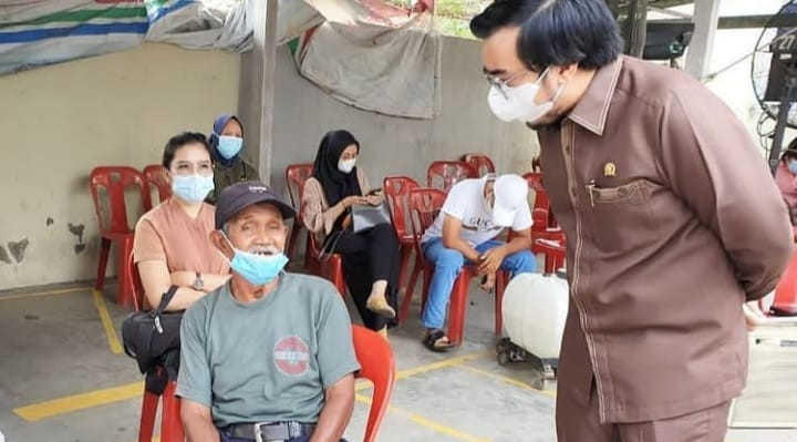 Wakil Ketua DPRD Pekanbaru Ginda Burnama Tinjau Pelaksanaan Vaksinasi Massal di Pasar Bawah