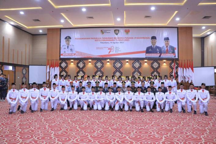 Siswi SMAN 9 Pembawa Baki Bendera Pusaka HUT RI ke-78 di Pekanbaru