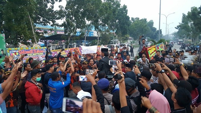 Pelantikan Anggota DPRD Meranti Diwarnai Unjuk Rasa