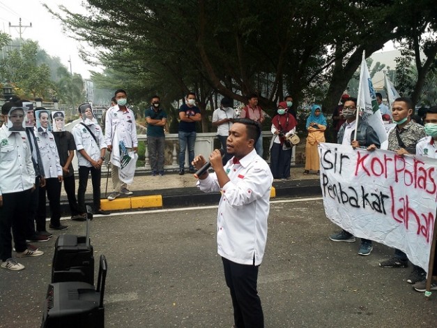 KAMMI Pekanbaru Gelar Aksi Demo Asap di DPRD Riau