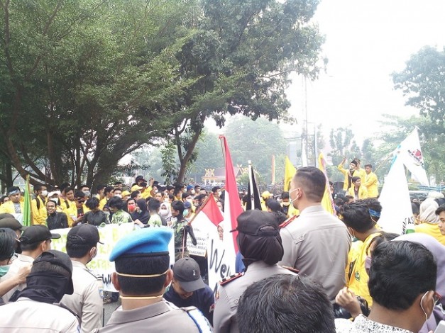 Demo Berlanjut, Mahasiswa Unilak dan UIR Juga Datangi DPRD