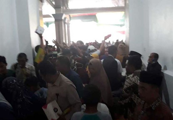 Pelantikan Anggota DPRD Siak Diwarnai Rebutan Nasi Kotak