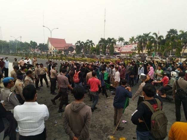 Mahasiswa Blokir Jalan Sudirman Pekanbaru, Macet Tak Terelakkan