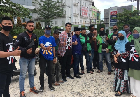 Nasdem Millenial Riau Bagi-bagi Makanan kepada Pengguna Jalan dan Tunawisma
