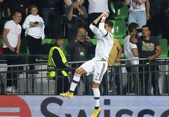 Cristiano Ronaldo Bawa MU Berpesta, AS Roma Curi 3 Poin