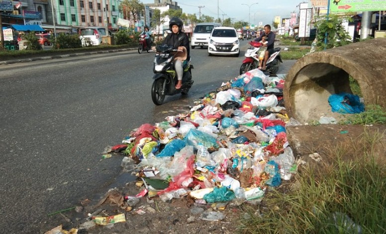 Sampah Menumpuk di HR Soebrantas, Petugas Lamban Warga Minim Kesadaran