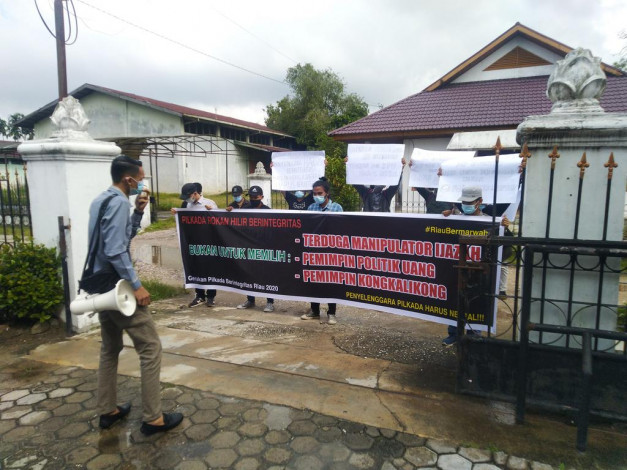 Demo di Kantor Bawaslu Riau, Belasan Pemuda Sorot Ijazah Dua Calon Bupati Rokan Hilir