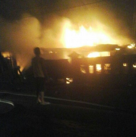 Kebakaran Hanguskan Rumah dan Sebuah Mobil di Pekanbaru