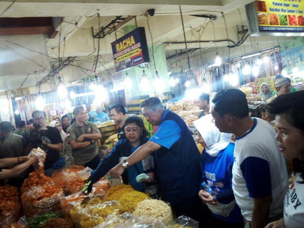 Doyan Keripik Cabe, Keluarga SBY Belanja di Pasar Bawah Pekanbaru