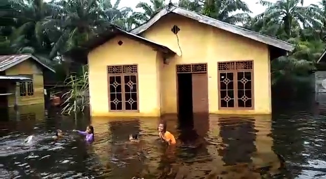 Jalan Lintas Rohul-Bengkalis Masih Putus, 6 Sekolah dan 2 Kantor Desa Terendam Banjir