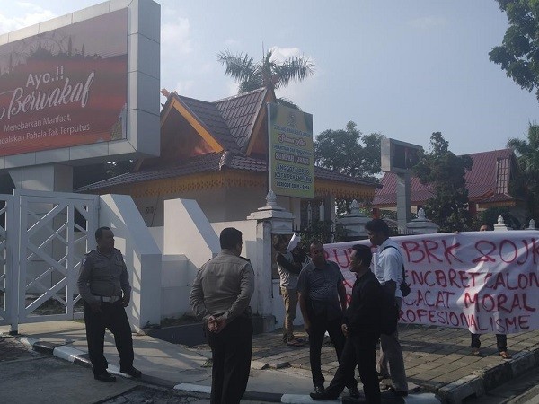 RUPSLB Bank Riau Kepri Diwarnai Unjuk Rasa, Ini Tuntutan Mereka