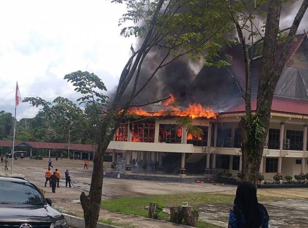 Gedung DPRD Inhu Terbakar, Api Berkobar di Lantai 2